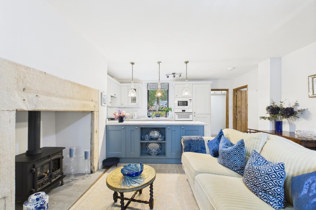 CAM04201G0-PR0099-STILL011