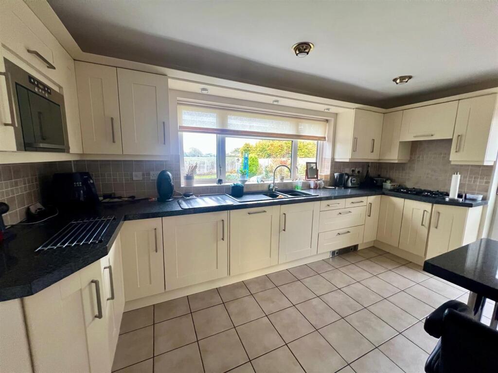Kitchen 3.jpg