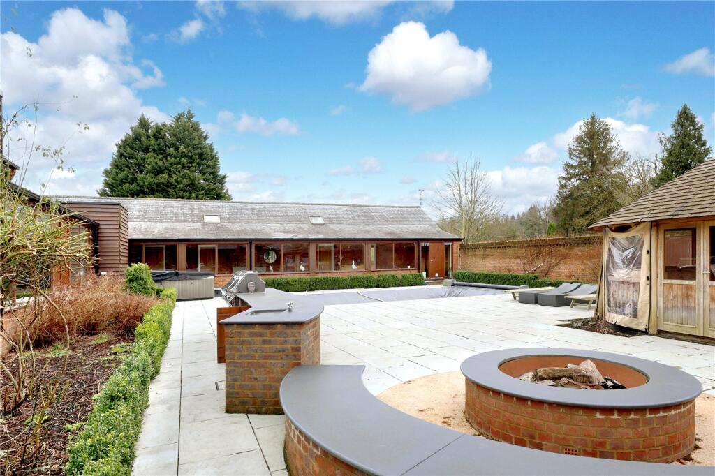 Firepit &amp; Courtyard