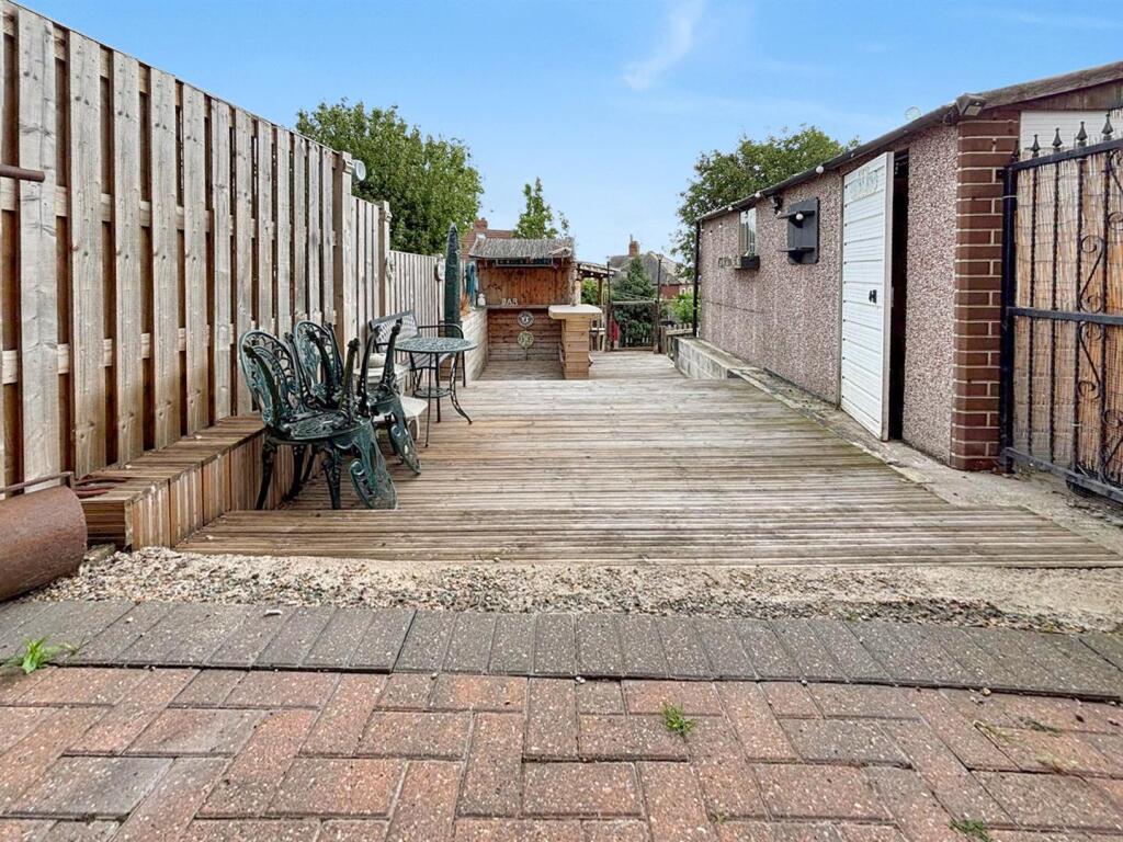 Off Street Parking / Driveway / Single Garage: