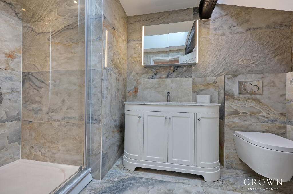 En-Suite to Master Bedroom