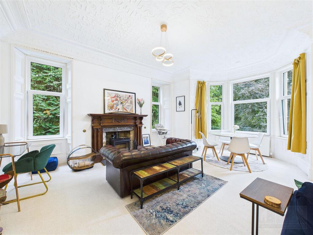 Sitting Room &amp; Dining Area
