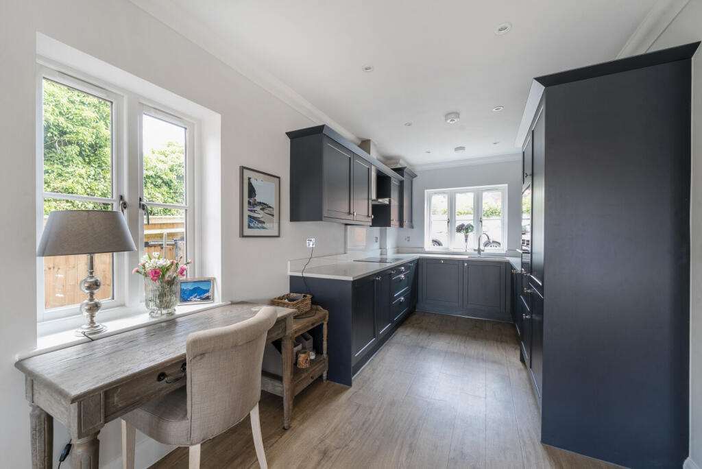 1302473-11-683da6...