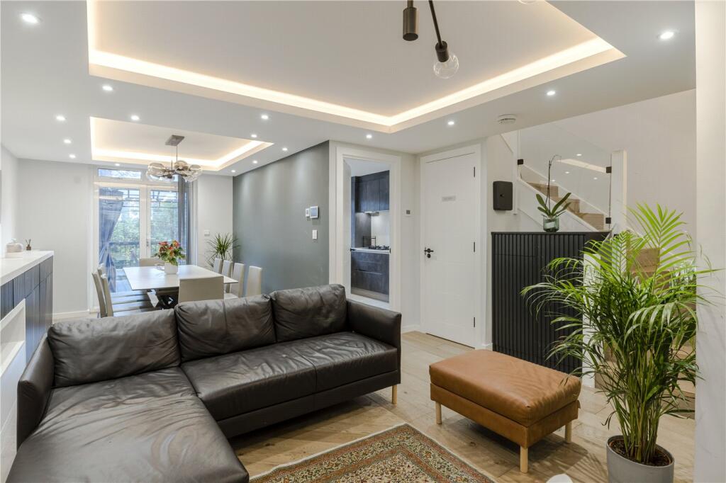Sitting/Dining Area