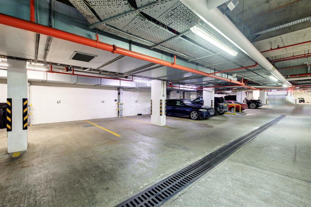 apartment 16 rose square 2598 garage.jpg
