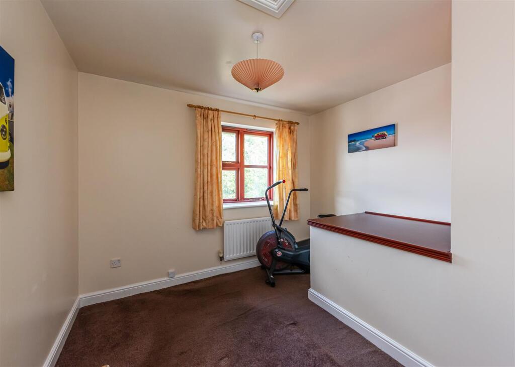 57 Penleigh Gardens-Bedroom4.jpg