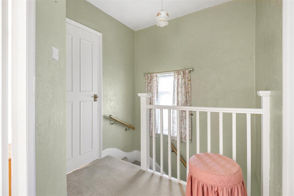 FIRST FLOOR LANDING