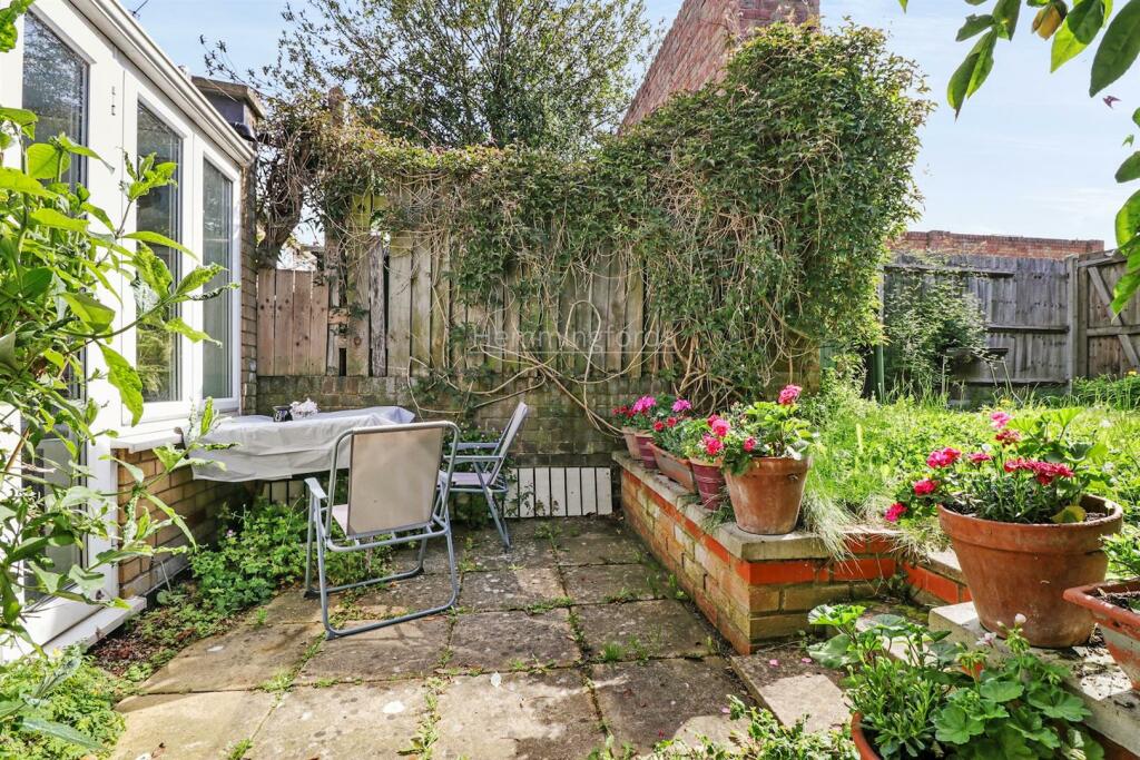 09-c72180139 AM HMF 68, Tredegar Road London, E3 2