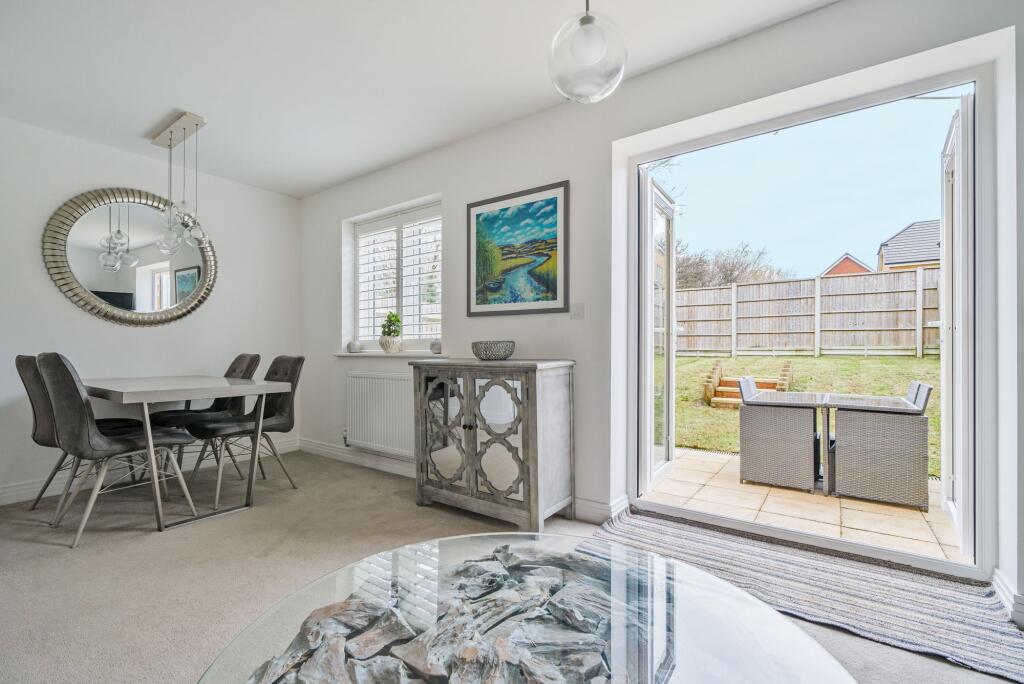 Sitting / dining room