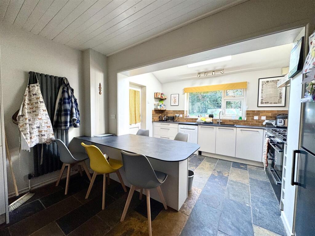 KITCHEN/BREAKFAST ROOM