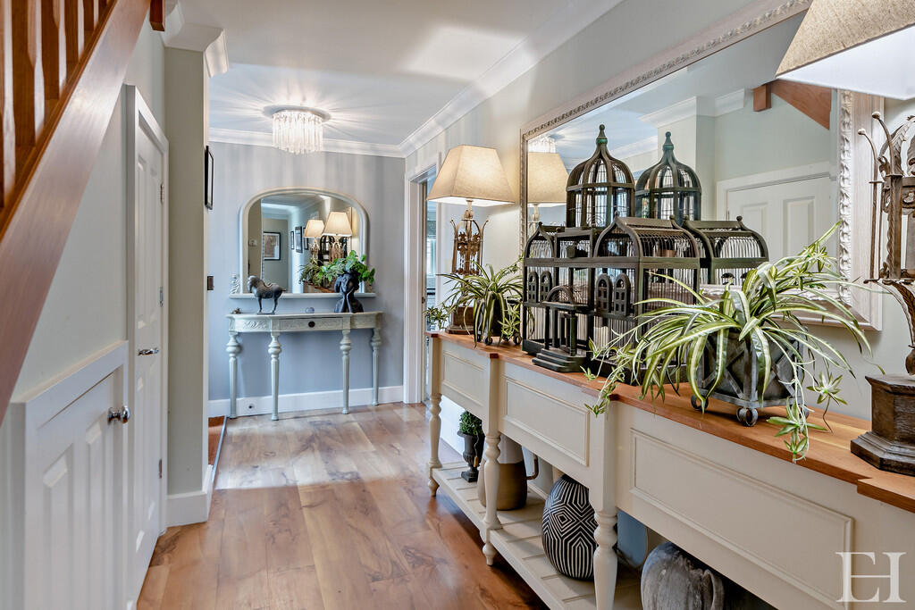 8641132-interiorW...