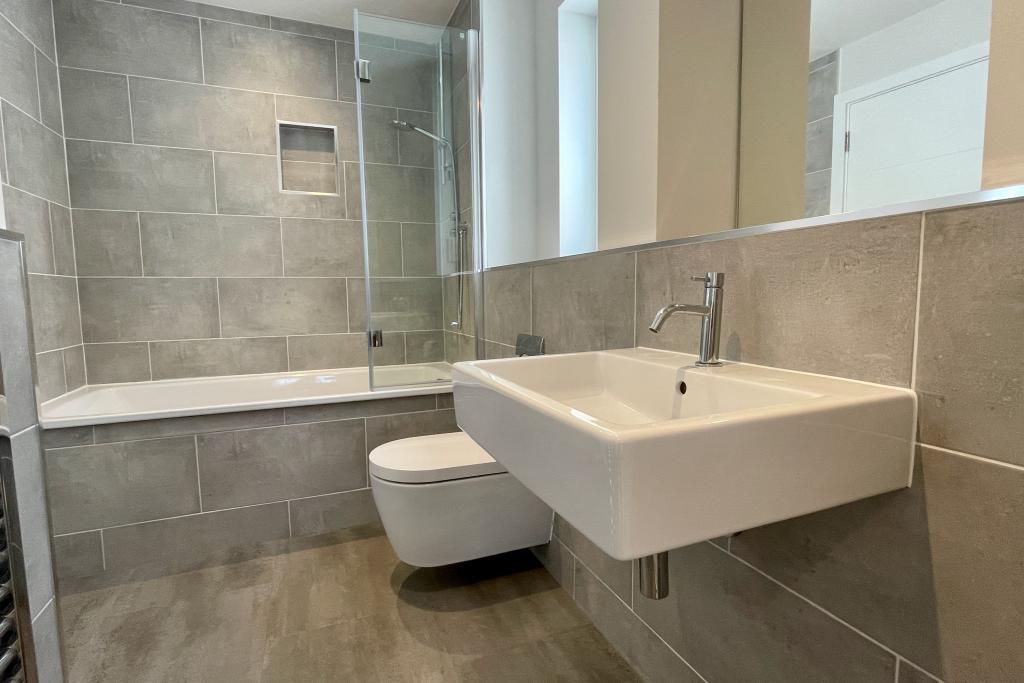 'Jack &amp; Jill'Bathroom