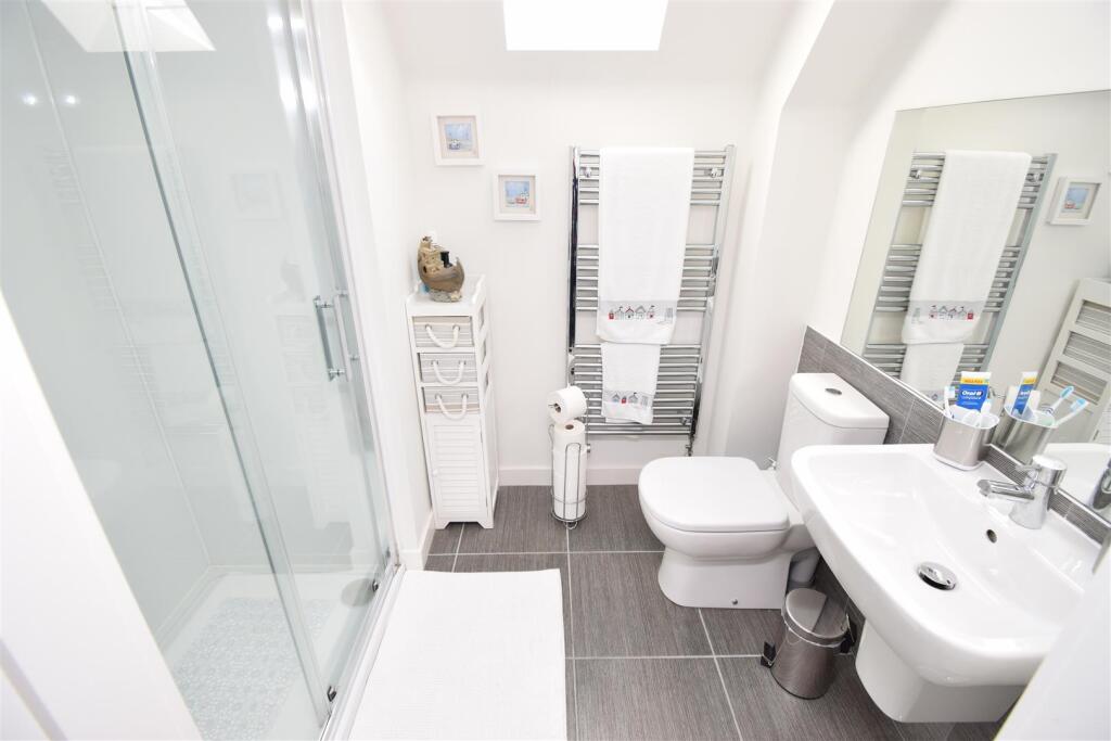 EN-SUITE SHOWER ROOM .JPG