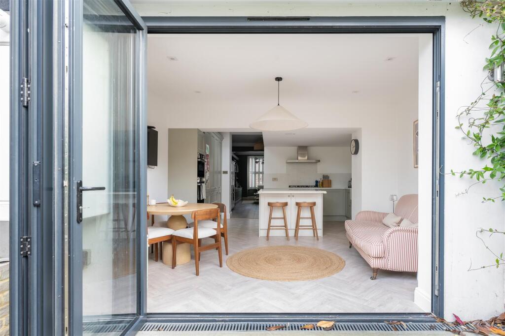 Cowslip Road, E18