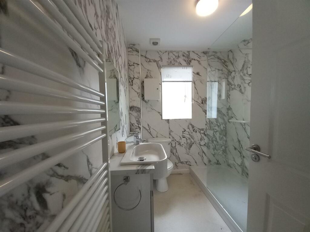 1 Kiln Close Shower.jpg
