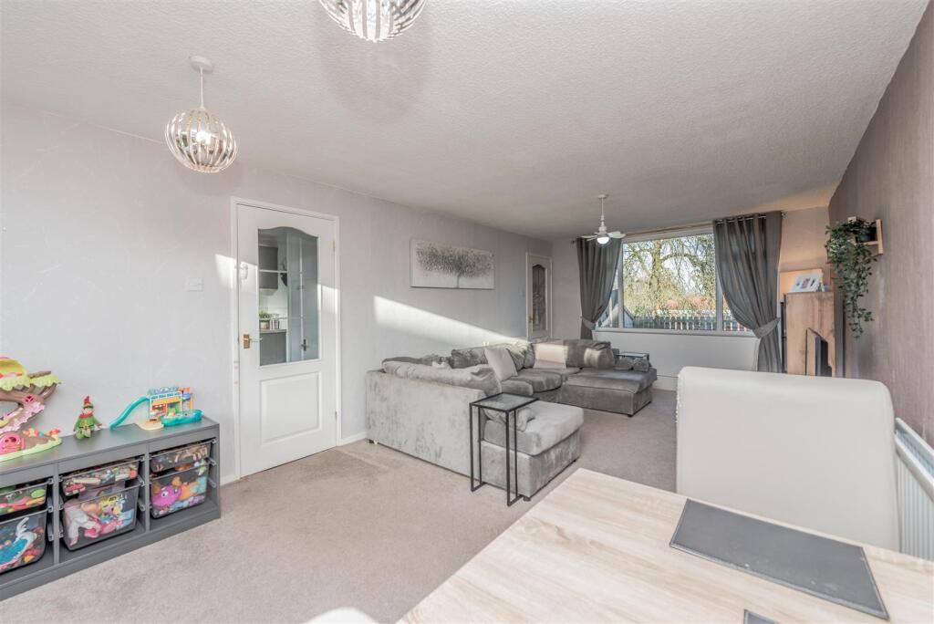 Living Room / Dining Area: