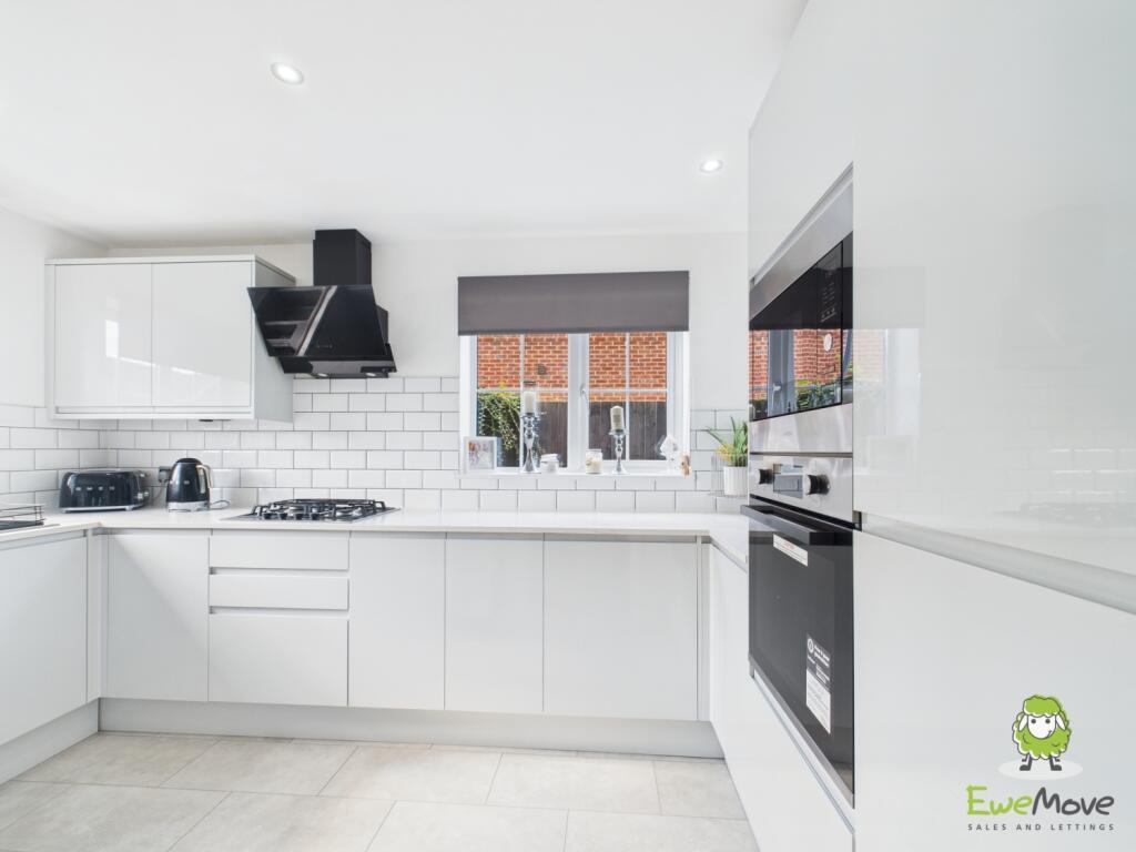 EweMove Estate Agents Basingstoke -Dundee Gardens 