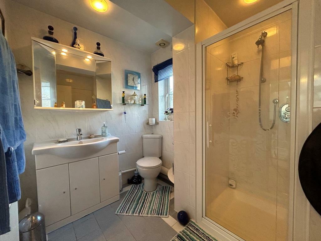 EN-SUITE SHOWER ROOM