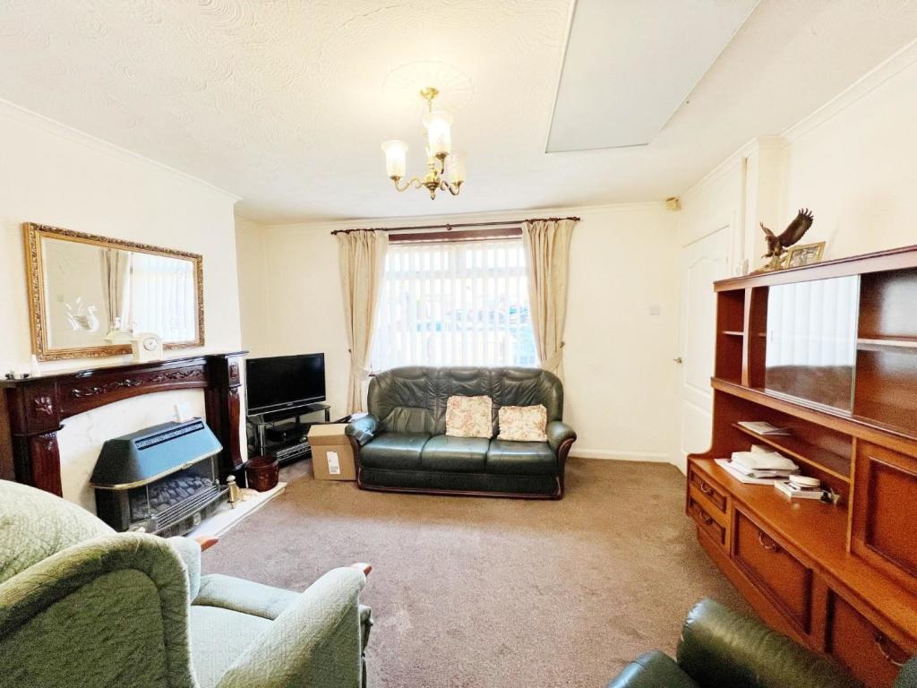 Lounge pic 1.jpg