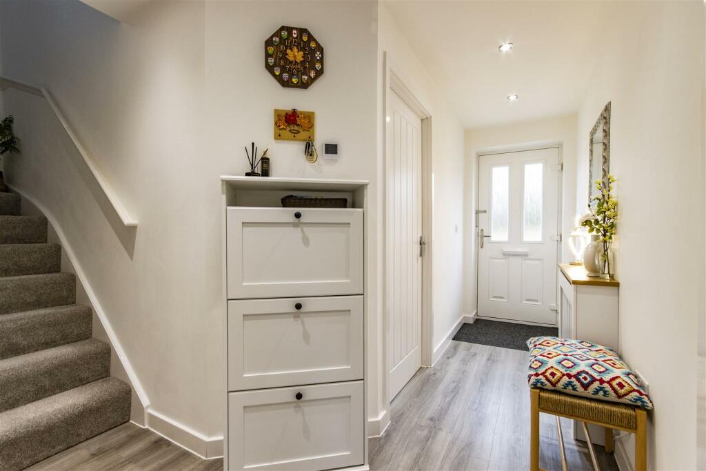 'L' Shaped Entrance Hall