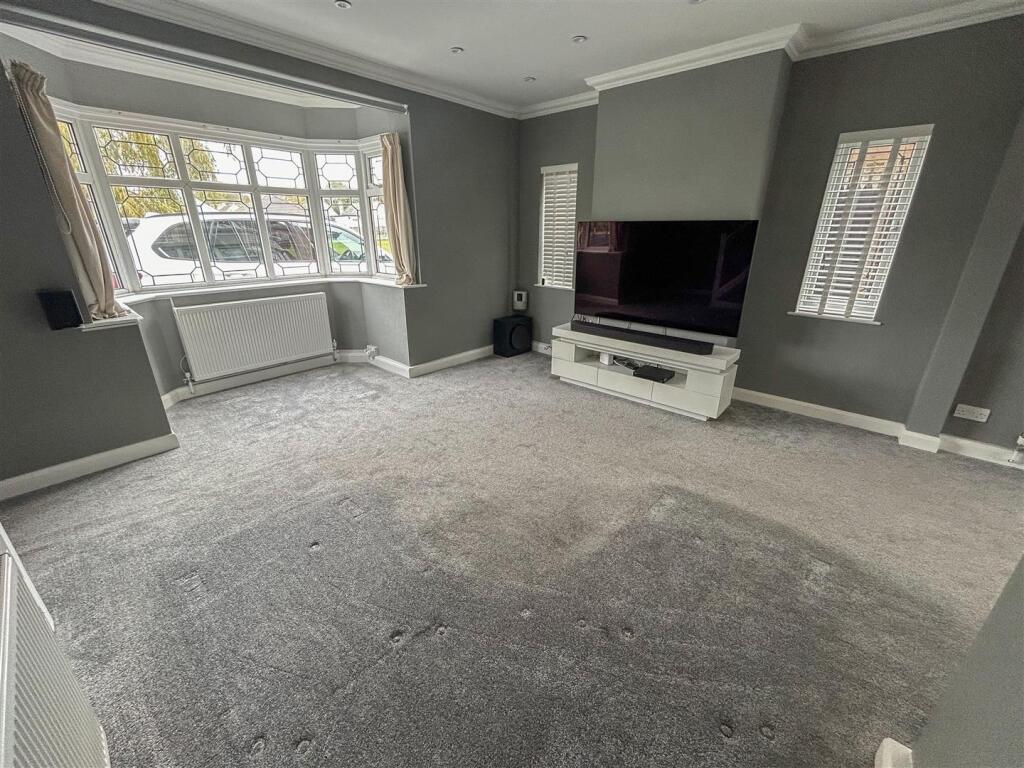 LOUNGE/DINING ROOM