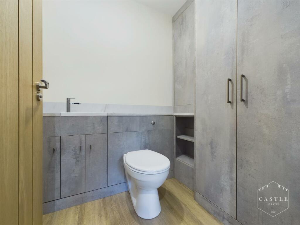 GUEST CLOAKROOM