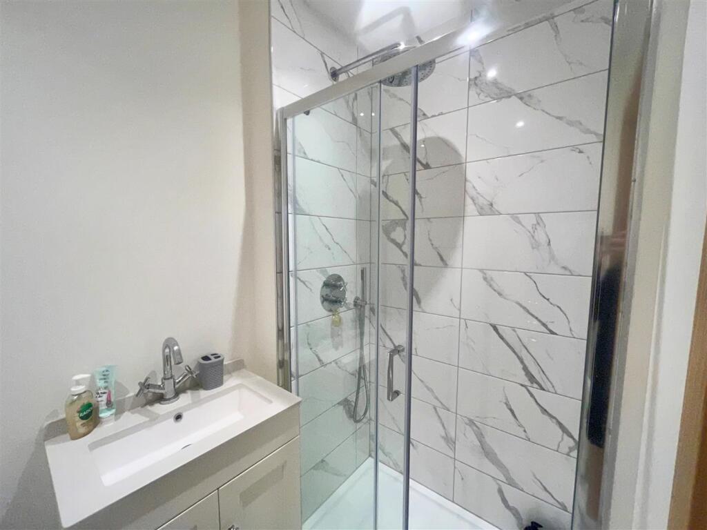 Ensuite 3.jpg