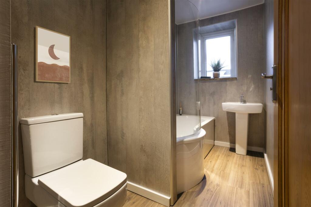 Master Bathroom - 01.jpg
