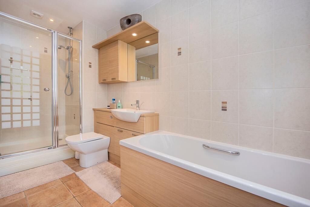 En-Suite Bathroom to Master Bedroom