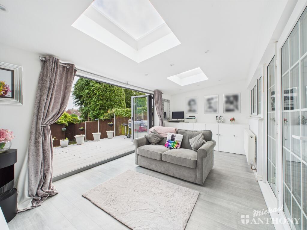 CAM02773G0-PR0290-STILL018