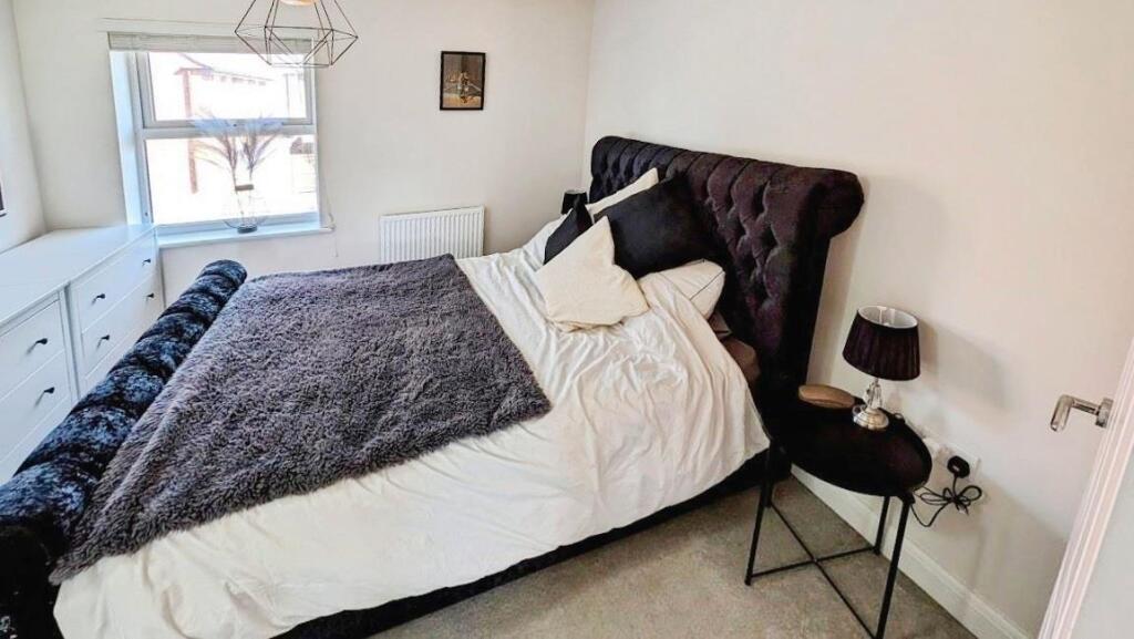 4 Derham Crescent bed 1 a.jpg