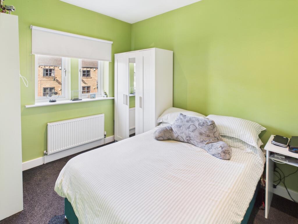 CAM04233G0-PR0022-STILL034