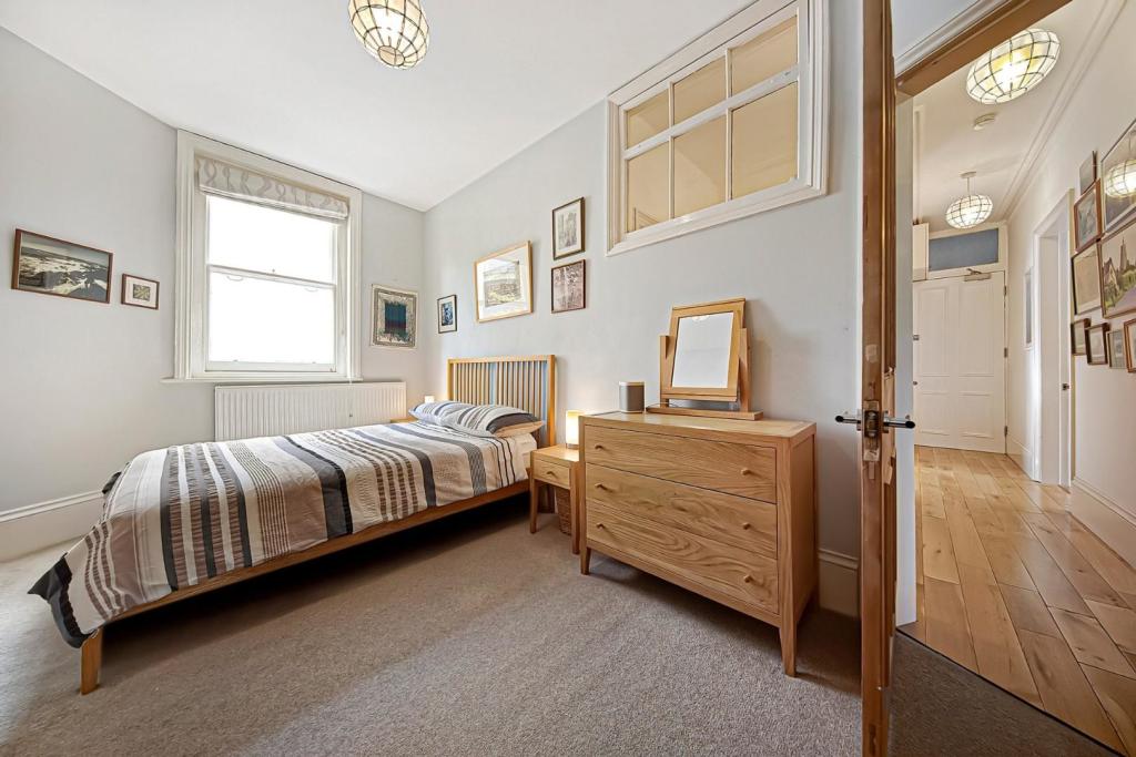 Bedroom (3).jpg