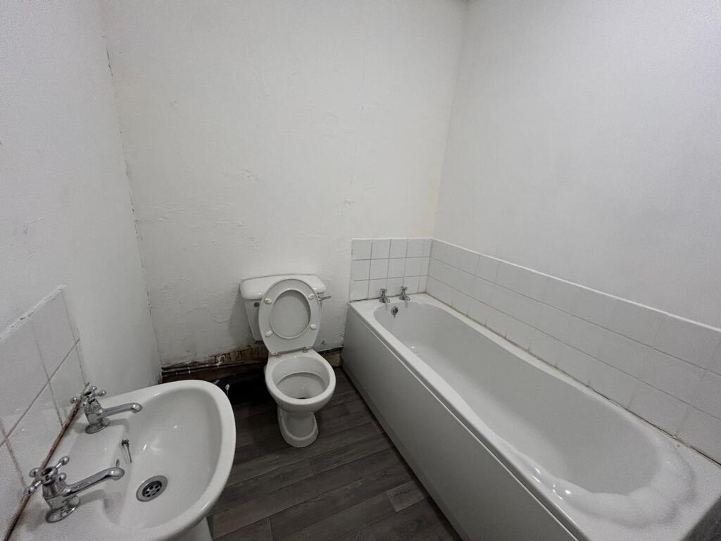 13 Railway Street - Bathroom