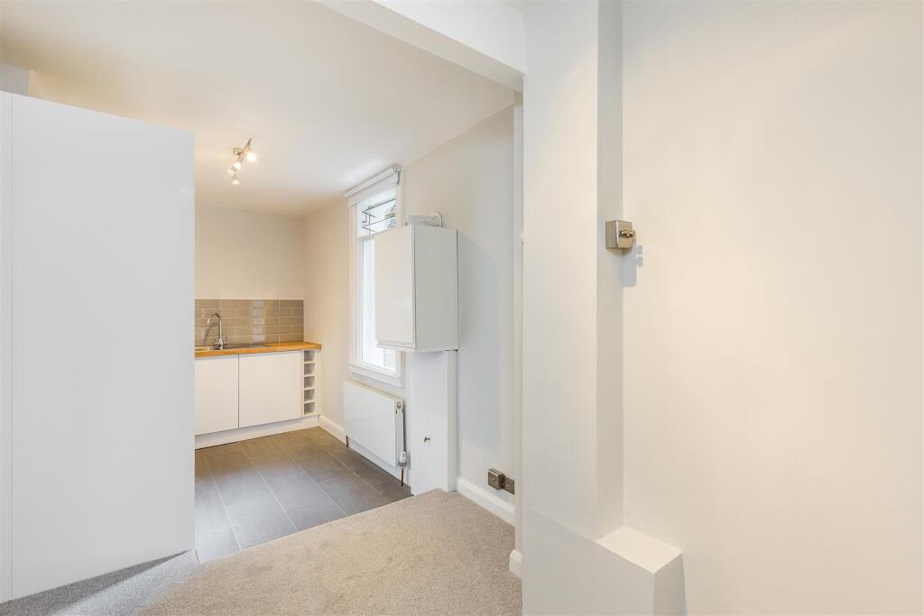 Lettings Hammersmith Hazlitt Road- Kitchen (4).jpg