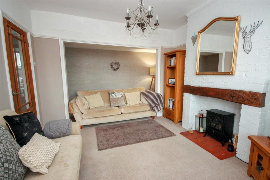 Lounge 1.jpg