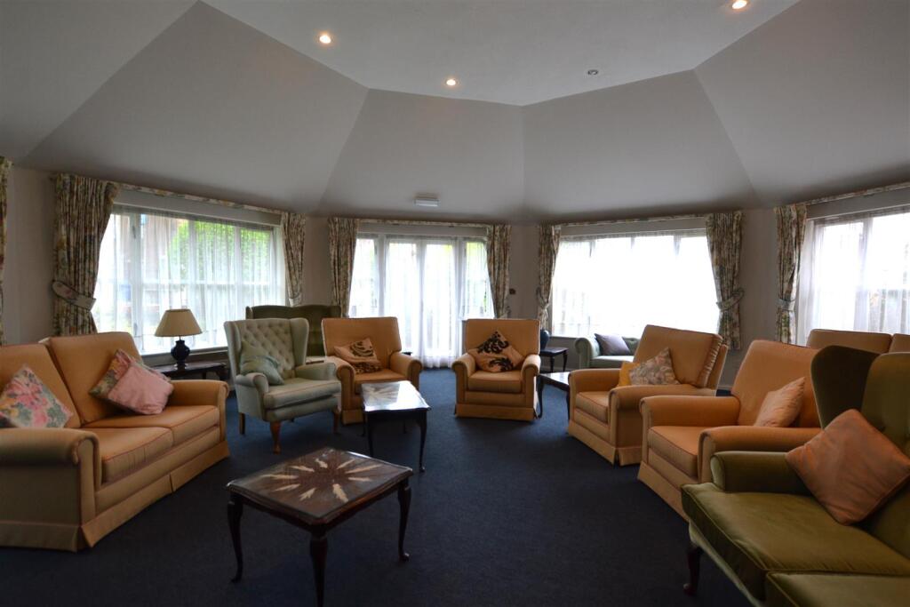 Other communal lounge.JPG