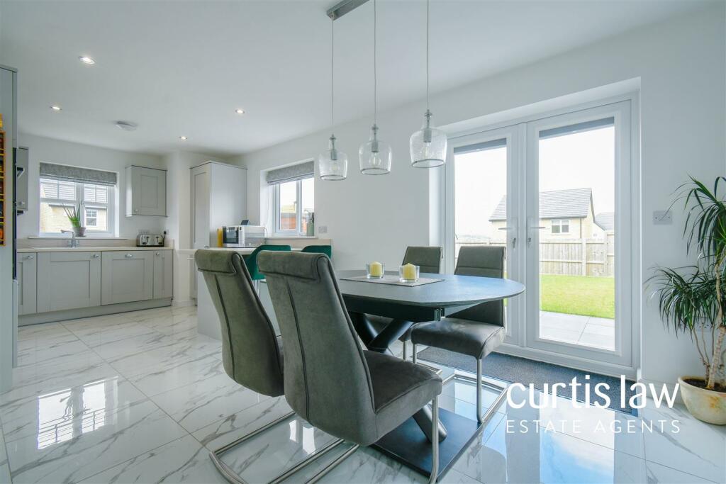 Kitchen/ Dining Room