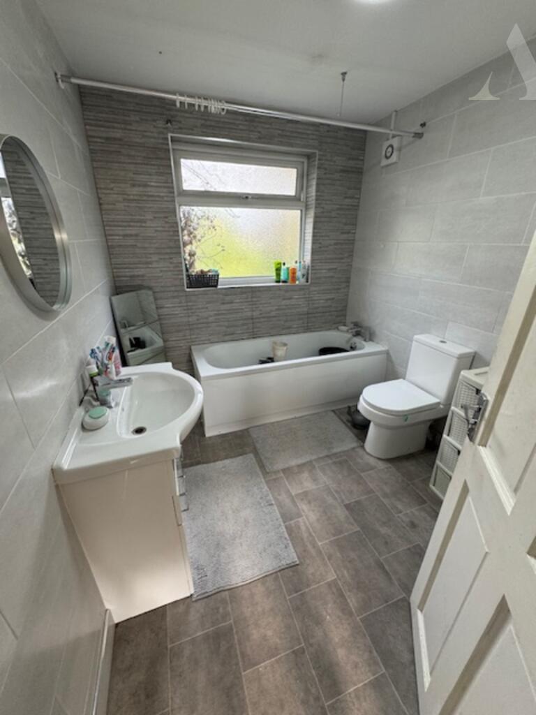 73 Twycross Grove bathroom