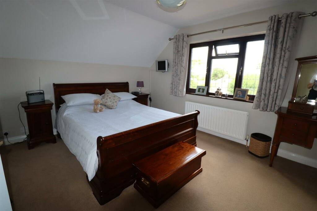 Bedroom 1 (2).JPG