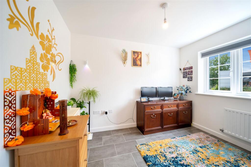 27 Thistledown Cresc-36.jpg