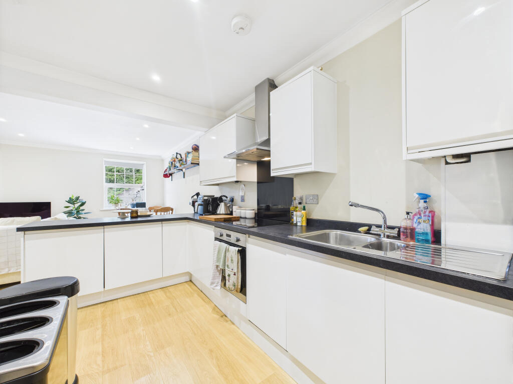 CAM02909G0-PR0456-STILL009