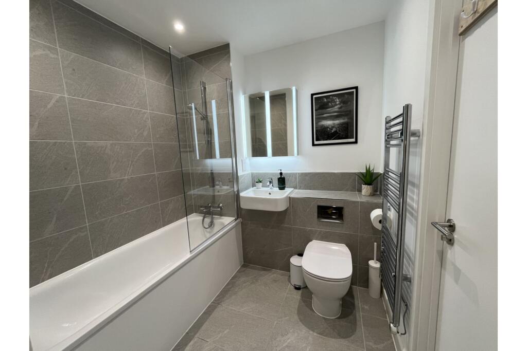Jack &amp; Jill Bathroom