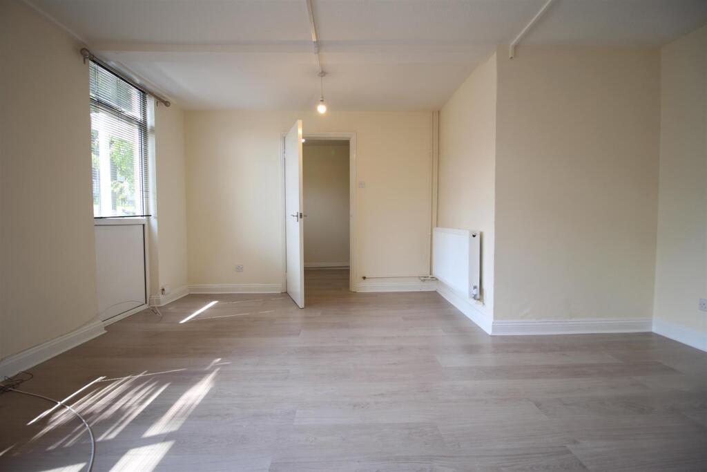 Lounge 3.JPG