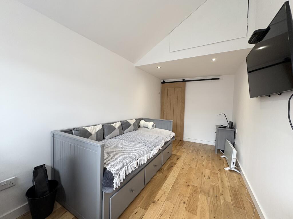 BEDROOM/STUDY