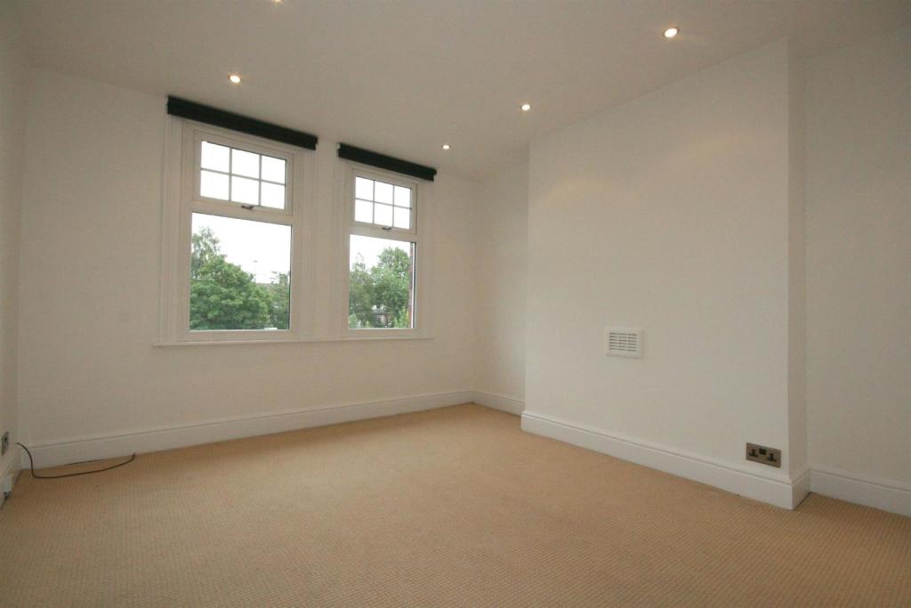 Bedroom 1 Aspect 2.jpg
