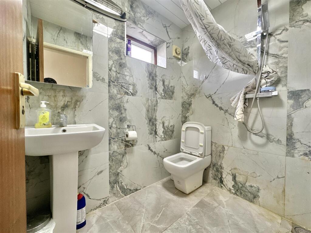 GROUND FLOOR BATHROOM