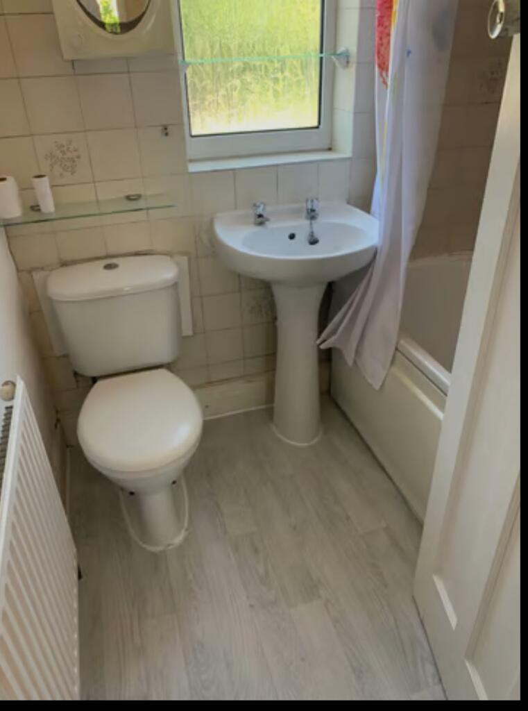 A bright and clean bathroom with modern fixture...