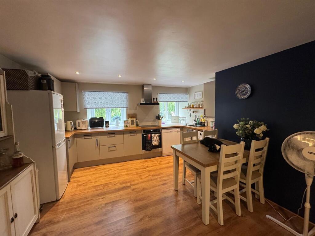 OPEN PLAN KITCHEN/DINING/LIVING ROOM