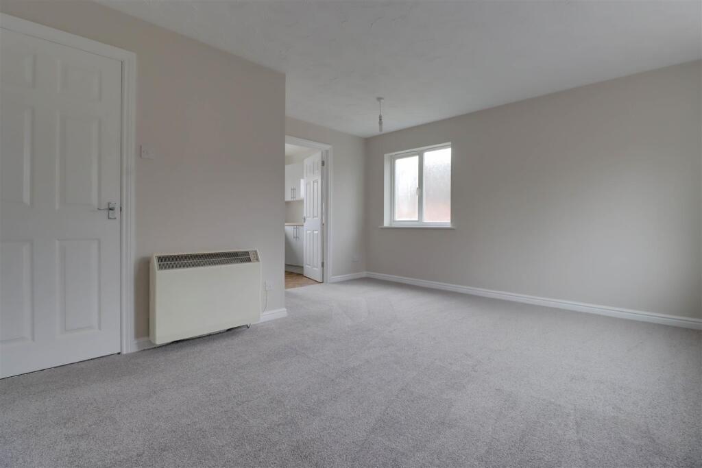 12 HEADINGLEY CLOSE-7.jpg